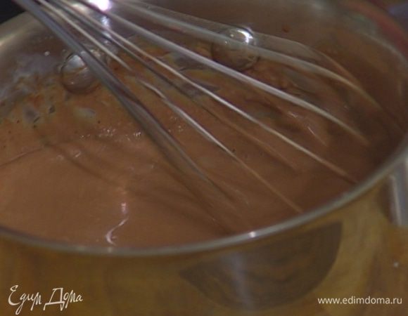 Влить сливки с желатином и перемешать. Если желатин у вас в гранулах, лучше процедить все через сито.