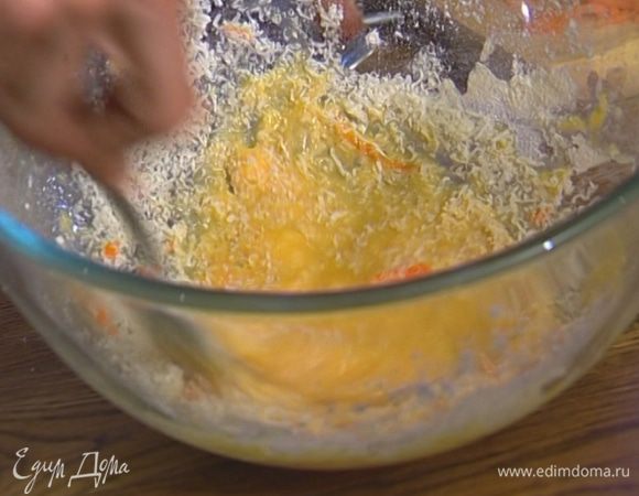 Добавить муку, пармезан и сливки, посолить и перемешать.