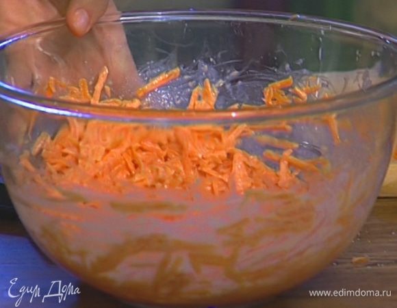 Морковь почистить, натереть на крупной терке, добавить к приготовленной смеси и перемешать.
