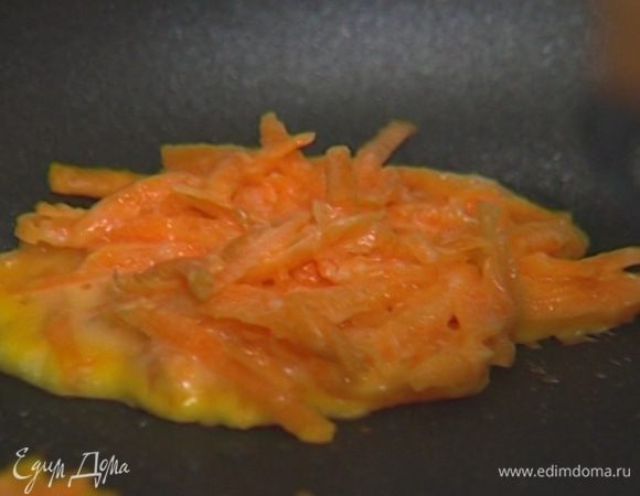 Разогреть в сковороде немного оливкового масла. Выложить столовую ложку массы на сковороду и разровнять. Можно одновременно жарить несколько драников, но следить, чтобы они не слипались друг с другом. Жарить приблизительно 2—3 минуты на каждой стороне и выкладывать в жаропрочную форму.