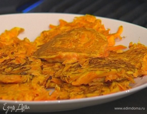 Поставить форму с драниками в разогретую духовку на 5—7 минут, они станут пышными и красивыми. Подавать сразу горячими со сметаной.