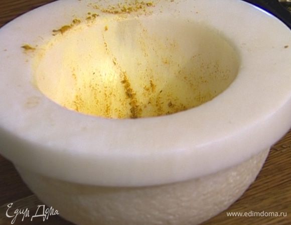 Тмин, кориандр, имбирь, карри, прованские травы, соль и перец растолочь в ступке. 