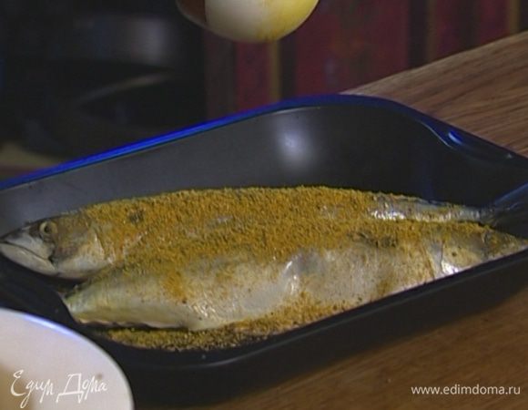 Рыбу присыпать с обеих сторон получившейся пряной смесью и поставить на час в холодильник.