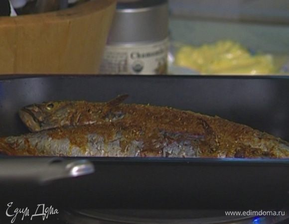 Уложить рыбу на противень и жарить под грилем или в разогретой духовке на самом высоком уровне по 10 минут с каждой стороны. 