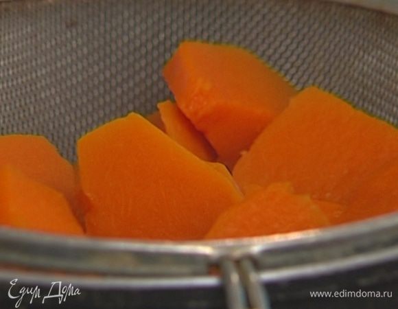 Тыкву очистить от кожуры, нарезать небольшими кусочками, залить водой и отваривать 15‒20 минут, затем воду слить, готовую тыкву остудить.