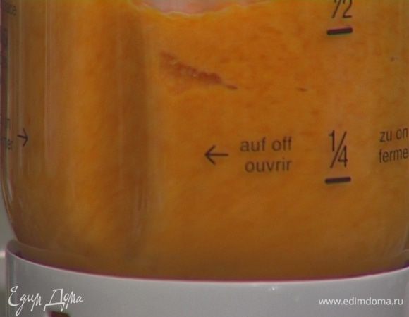 Отваренную тыкву, желток, сок и цедру апельсина, мед, молоко, имбирь и гвоздику измельчить в блендере в пюре.