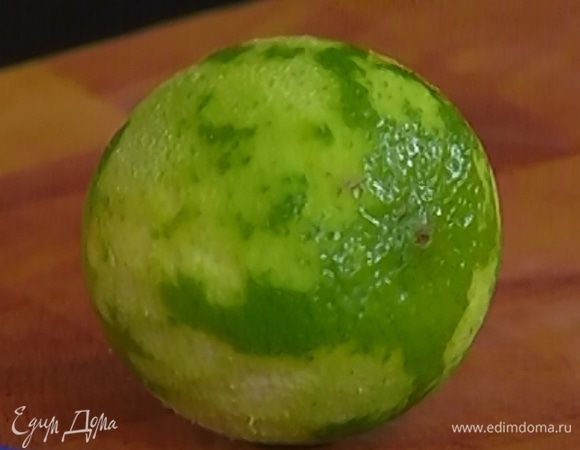 Цедру лайма натереть на мелкой терке, отжать из него сок.