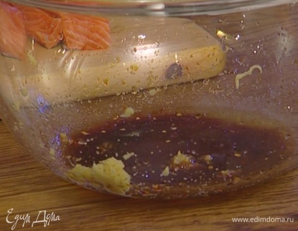 Приготовить маринад: перемешать мисо-пасту, имбирь, перец чили, чеснок, цедру и сок лайма, соевый соус и мед. Добавить тыквенное и оливковое масло, щепотку соли и еще раз все перемешать.