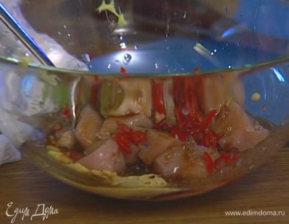 Опустить курицу в маринад так, чтобы все кусочки были покрыты, присыпать кинзой и оставить на полчаса.