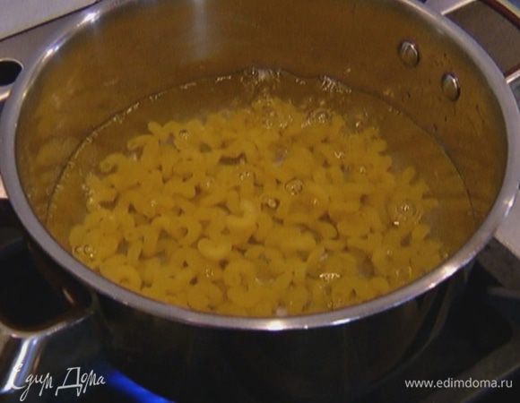 Макароны отварить до готовности, воду слить.