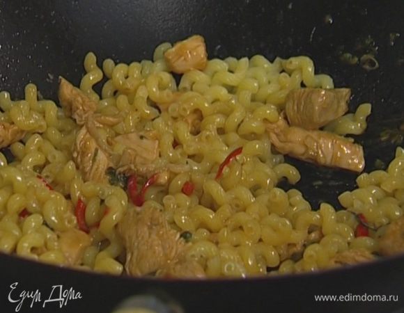 Обжарить в сковороде вок кусочки курицы вместе с маринадом, добавить макароны, все перемешать.