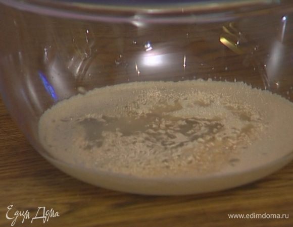 В 200 мл теплой воды добавить сахар, дрожжи, 50 г муки и замесить опару. 