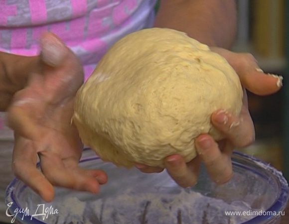 Через 10 минут добавить остальную муку, щепотку соли, предварительно размягченное сливочное масло и яйцо. Замесить тесто, затянуть его пленкой и поставить в теплое место на 2 часа. 