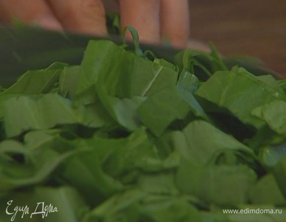 Шпинат, петрушку и зеленый лук мелко нарезать.