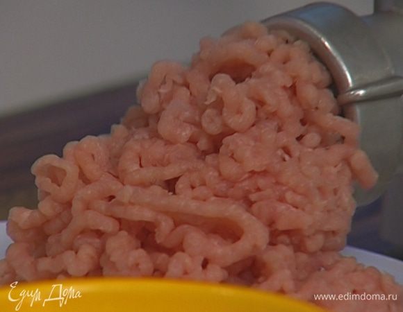 Мясо порезать и пропустить через мясорубку.