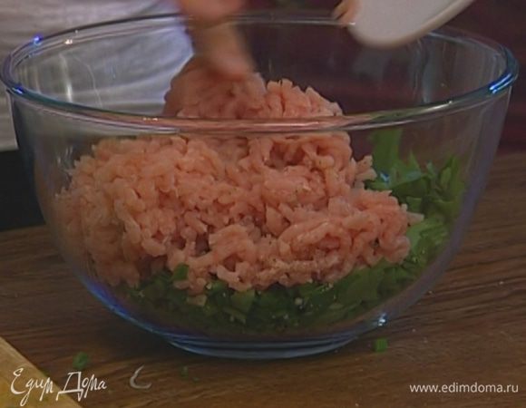 Добавить к мясу измельченную зелень, чеснок, щепотку соли и перца. Тщательно перемешать начинку. 