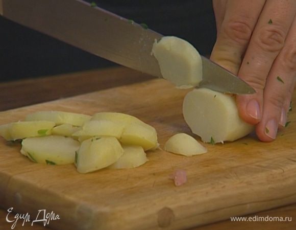Картофель отварить до полуготовности, почистить и нарезать кружками.