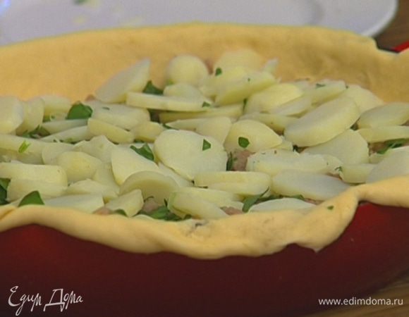 Слоями выложить на тесто мясную начинку и картофель. 