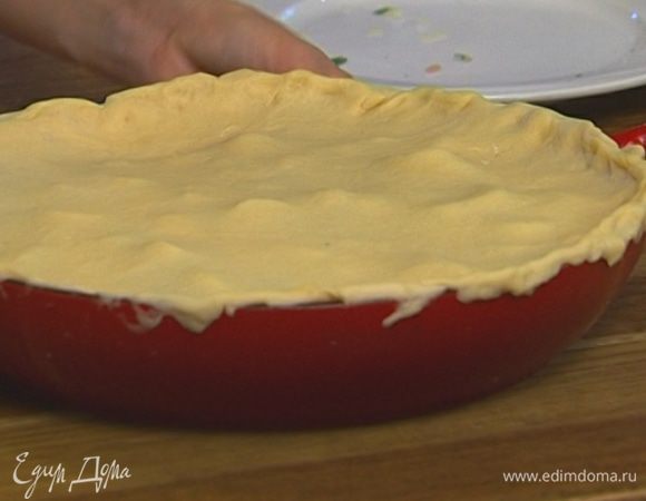 Раскатать второй пласт, накрыть им начинку. Края теста соединить и защипать. 