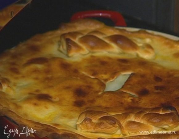 Выпекать пирог в разогретой духовке 20 минут, затем уменьшить температуру до 180°С и выпекать еще 15–20 минут. 