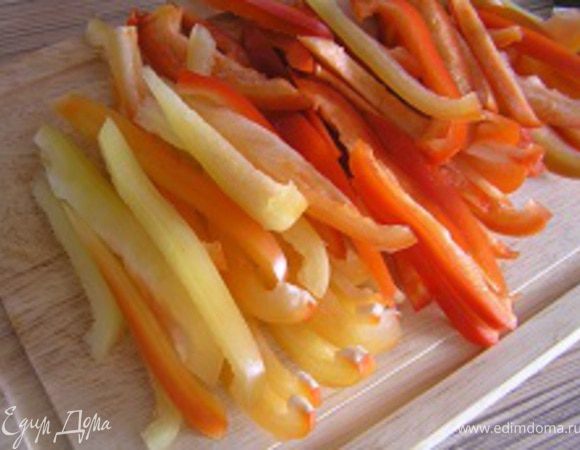 Перец нарезать полосками (лучше предварительно запечь и снять кожицу).