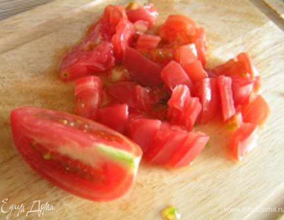 Помидоры нарезать кубиками.