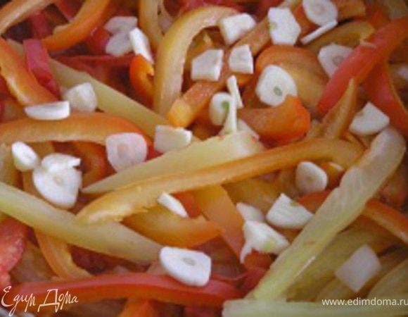 изюм, нарезанный чеснок,
