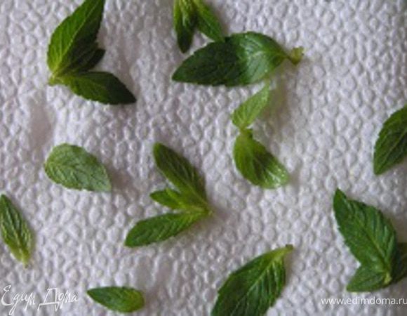 Дать настояться. А тем временем подготовить листики мяты - вымыть, высушить и отобрать только верхние листочки :)