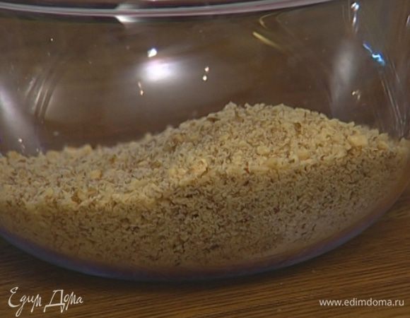 Орехи слегка поджарить в сковороде и измельчить в блендере в крупную крошку.