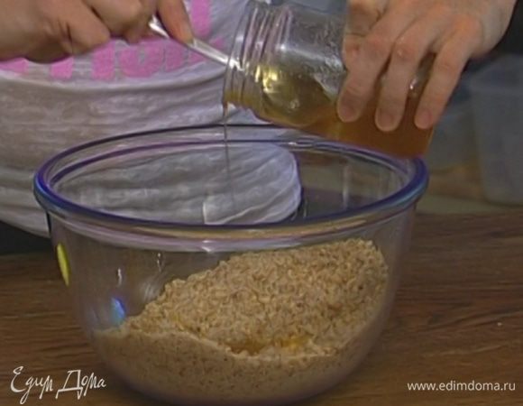 Добавить сахар, корицу, мед и перемешать.