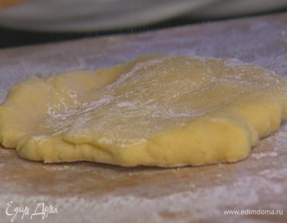 Просеять 400 г муки, добавить к ней предварительно охлажденную сметану и натереть на терке 125 г предварительно охлажденного сливочного масла. Замесить тесто так, чтобы оно стало однородным и эластичным, и разделить на несколько частей.