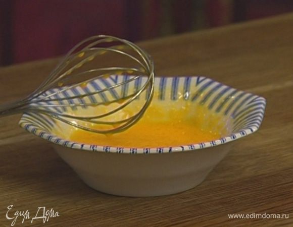 Желток перемешать с молоком.