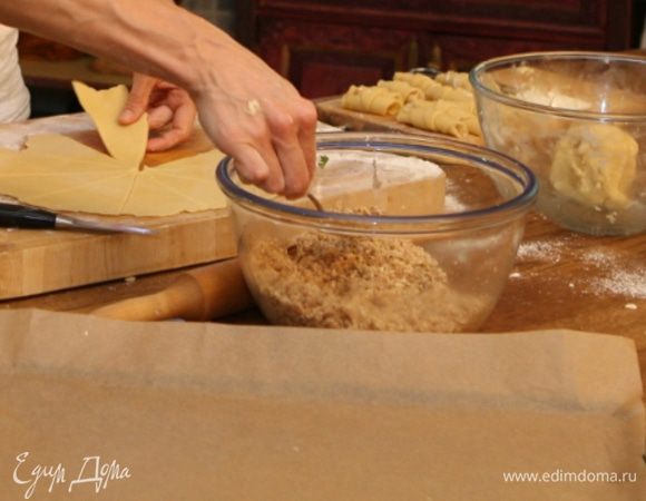 Бумагу для выпечки смазать сливочным маслом и застелить противень и выложить трубочки.