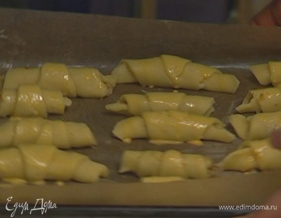 Смазать их желтком с молоком и выпекать в разогретой духовке 30 минут.