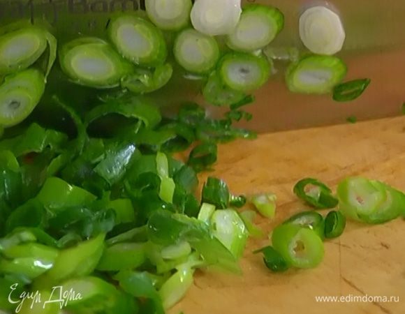 Зеленый лук мелко порубить.