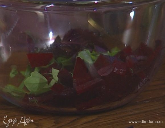 Перемешать в глубокой посуде яблоки со свеклой и чечевицей.