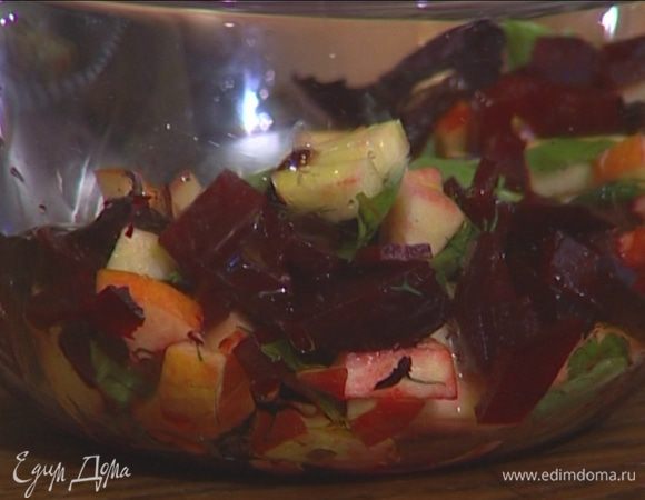 Влить уксус, оливковое масло, посолить и поперчить. 