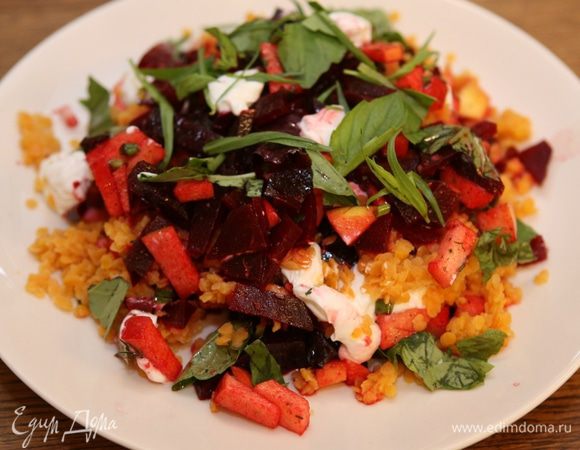 Выложить салат на блюдо и присыпать листьями базилика. 