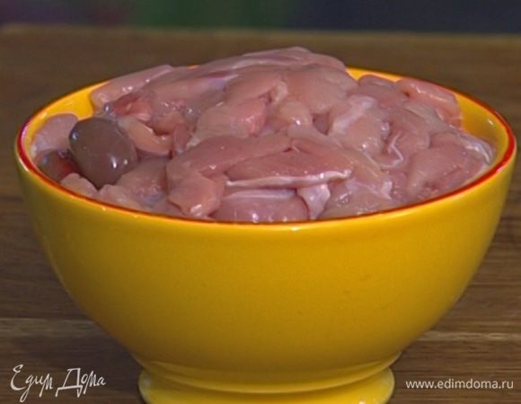 Мясо кролика отделить от костей и нарезать небольшими кусочками. Уложить в глубокую посуду, влить 3 ст. ложки коньяка, поперчить, посолить и отправить в холодильник.