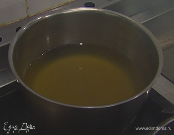 Приготовить бульон: кости кролика залить холодной водой, добавить морковь, сельдерей, лук, чеснок, петрушку, несколько веточек тимьяна, посолить и варить около часа.