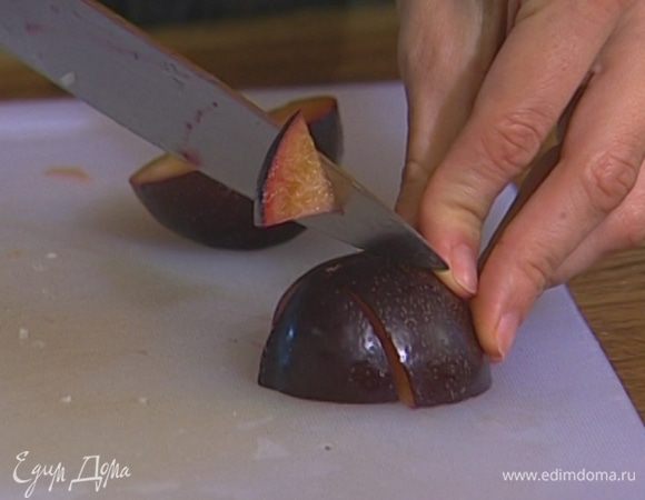 Сливы отделить от косточек и нарезать кубиками.