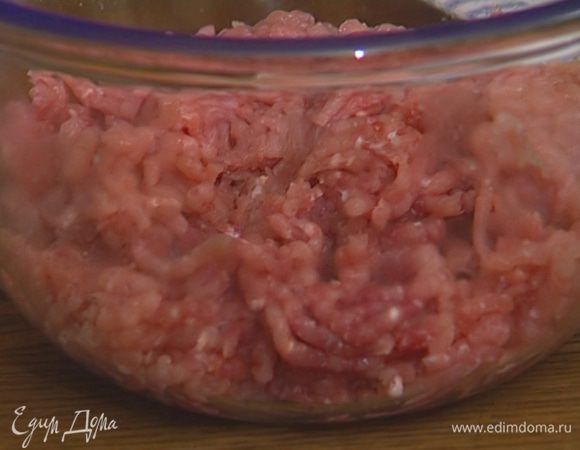 Оставшееся мясо кролика и свинину пропустить через мясорубку.