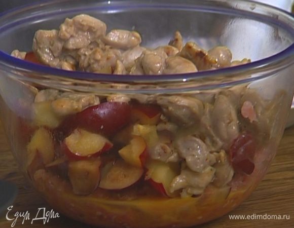 Добавить в фарш яйцо, сливы, пару половников бульона, 1 ч. ложку листьев тимьяна.