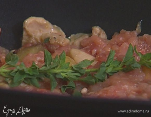 Глубокую и узкую форму для выпечки (можно взять утятницу) смазать сливочным маслом. Разложить на дне формы несколько веточек тимьяна, сверху выложить половину фарша, затем поджаренные кусочки кролика; сверху еще слой фарша и оставшиеся веточки тимьяна.