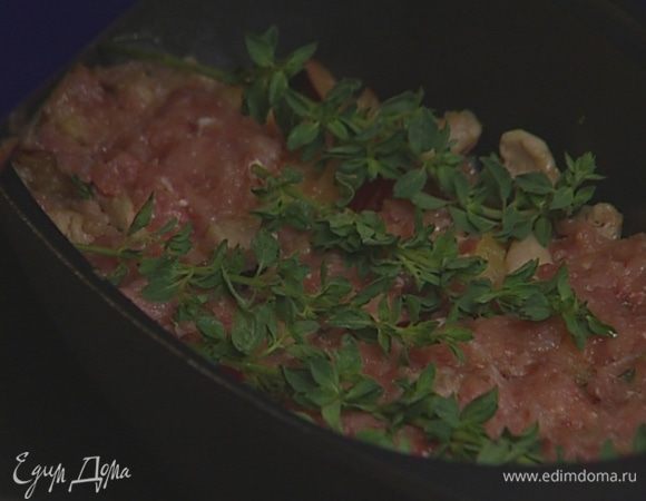 Поставить форму с паштетом в наполненный горячей водой противень, накрыть ее крышкой и отправить в разогретую духовку на полтора часа.