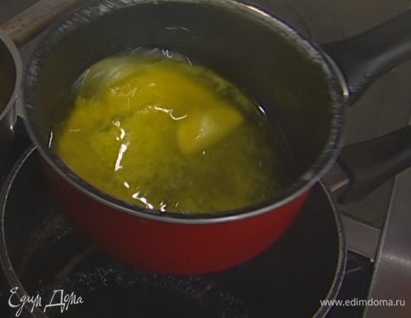 Растопить 150 г сливочного масла на водяной бане. 