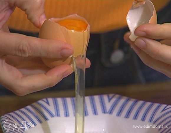 Отделить белки от желтков. Белки поставить в холодильник.