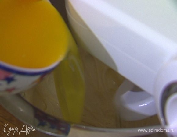 Желтки взбить в комбайне с 3 ст. ложками теплой воды и сахаром, добавить ванильный сахар, влить растопленное масло. 