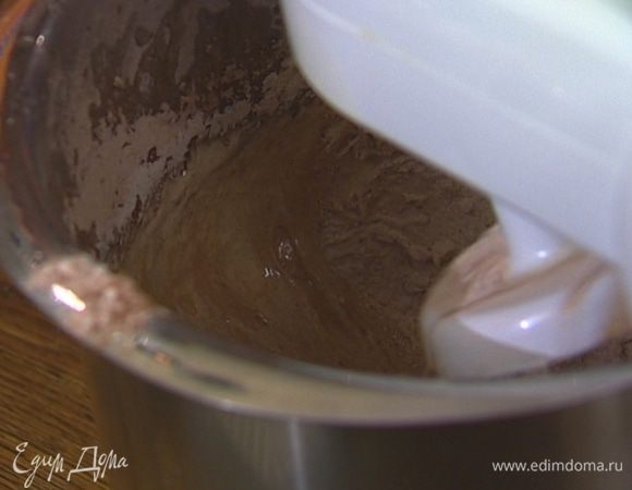 Добавить муку, разрыхлитель, какао и 50 г шоколада, поломав его на кусочки. 