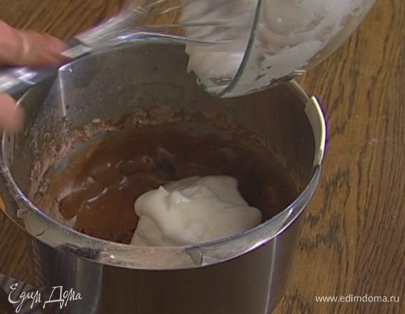 Белки взбить со щепоткой соли в крепкую пену и осторожно ввести в тесто.